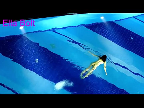 ❤️ Hindi ko mapigilang panoorin, ang batang blonde ay nahuling lumalangoy nang hubo't hubad sa ELLA BOLT resort pool ❤❌ Sex video sa amin ️❤