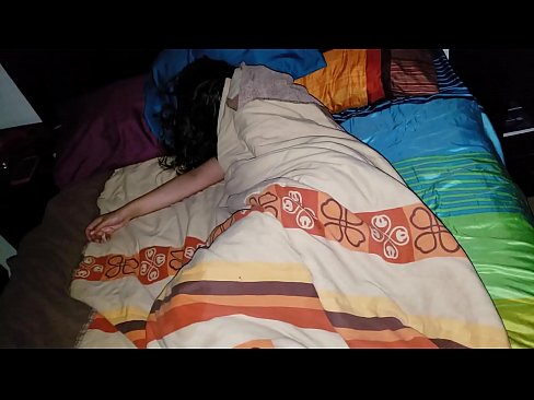 ❤️ Pinupunasan ng stepson ang kanyang batang madrasta habang natutulog ito. ❤❌ Sex video sa amin ️❤